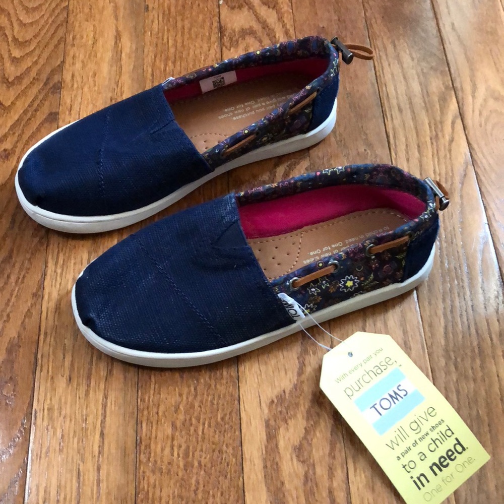 Youth NWOT Toms